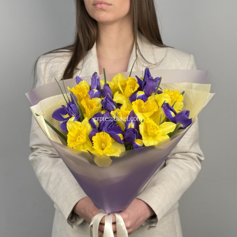 Букет с нарциссами и ирисами