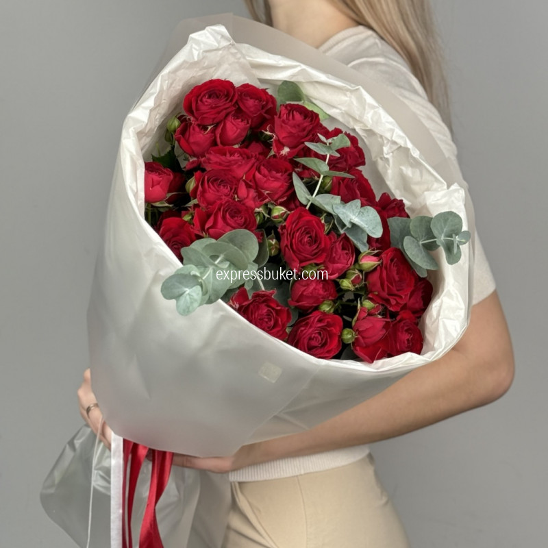 Букет из красных кустовых роз fame