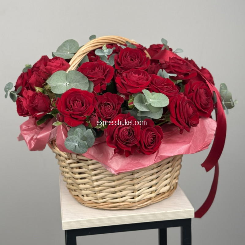 Мини-корзина с красными розами